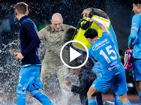Dos jugadores de Cruz Azul bañaron por error al DT del Whitecaps