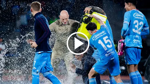 Los dos futbolistas intentaron celebrar con su entrenador pero el rival también llevó parte del "festejo".