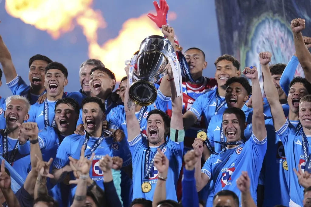 Cruz Azul, con el trofeo de la Intercontinental en manos. (Imago 7)