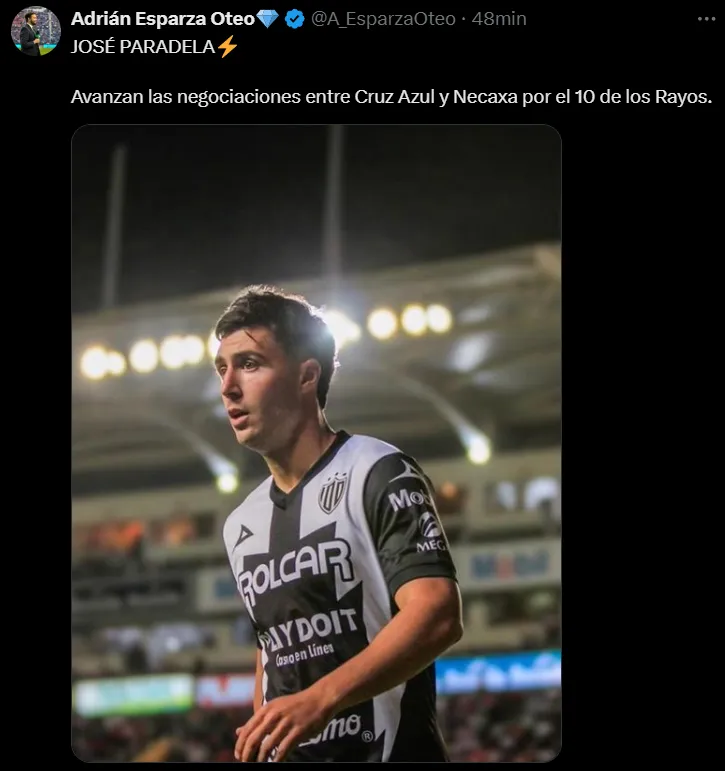 Adrián Esparza da a Paradela cerca de Cruz Azul. (X)
