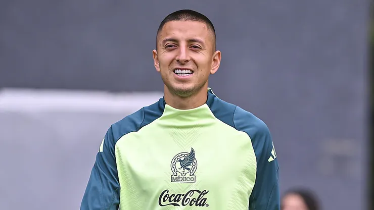 Roberto Alvarado se encuentra concentrado con la Selección Mexicana.