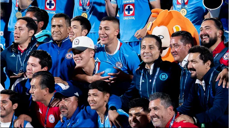 Andrés Montaño sorprendió en los festejos de Cruz Azul.