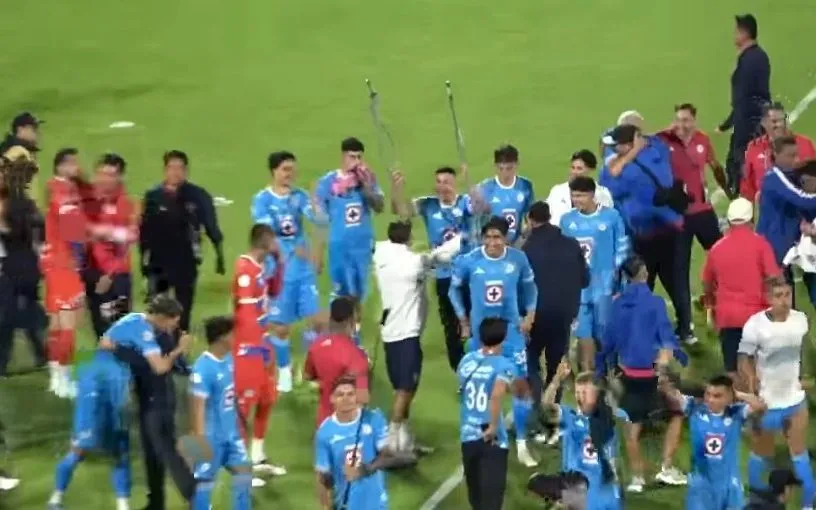 Andrés Montaño festejando con sus muletas “al viento”. (@EnkiRenacido)