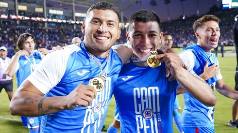 Juan Escobar festejando su último título en La Máquina, junto a Erik Lira.