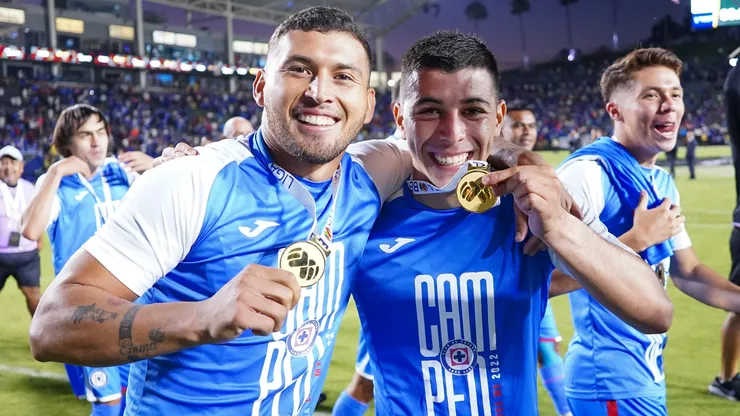 Juan Escobar festejando su último título en La Máquina, junto a Erik Lira.