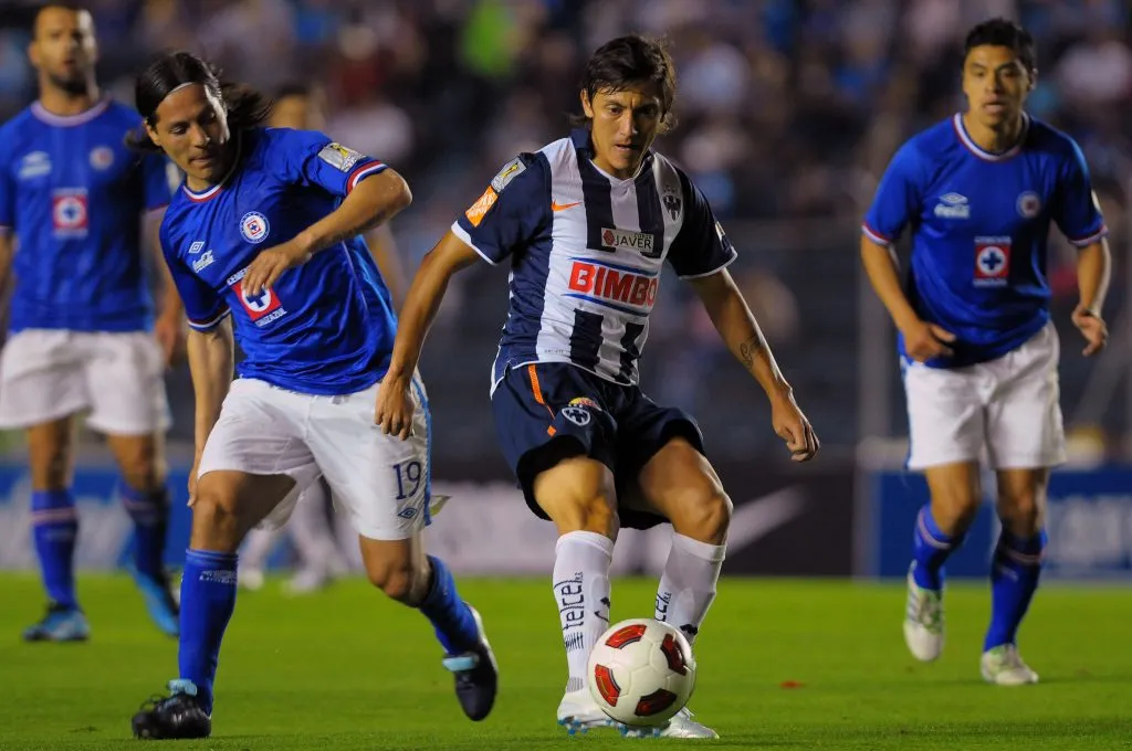 Hugo Droguett disputa el balón ante Neri Cardozo, de Rayados, durante las semifinales de la Concacaf Champions Cup 2011 (Getty Images)