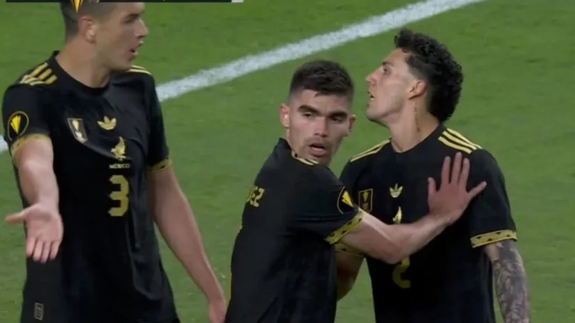 Picante cruce entre los dos defensores mexicanos (Captura ESPN).