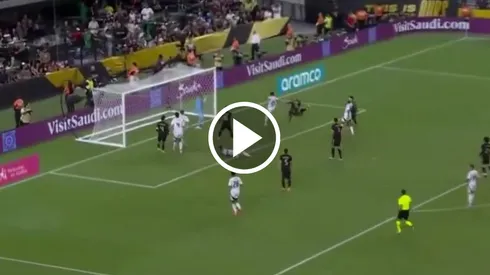 El golazo de Santi Giménez que no fue.