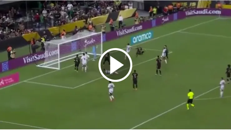 El golazo de Santi Giménez que no fue.