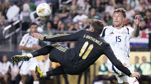 El canterano de Cruz Azul se mostró disconforme con la decisión del juez central de anular su gol.