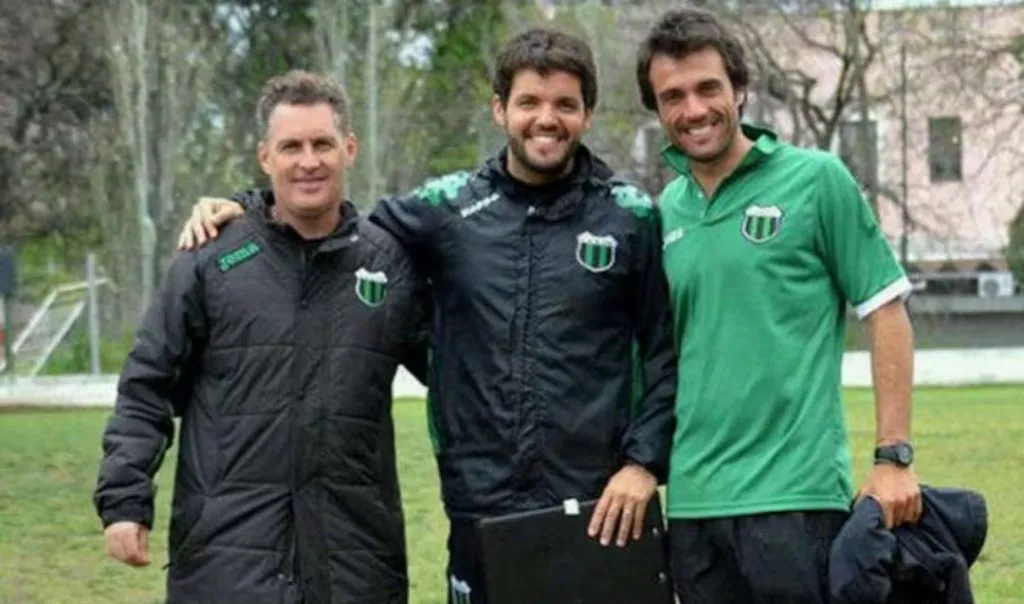 Nicolás Larcamón fue parte del cuerpo técnico de Alejandro Nanía en Nueva Chicago.