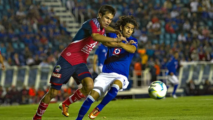 El mediocentro disputando un juego ante irapauto en la Copa MX 2013 (IMAGO7).