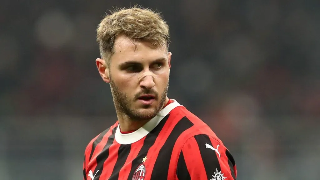 Los directivos del Milan reconocen que ficharán otro delantero para competir con Santi Giménez (Getty Images).