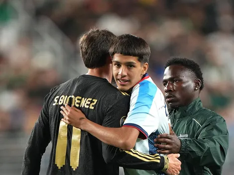 Emotivo gesto de Santi Giménez con aficionado de Cruz Azul en plena Copa Oro