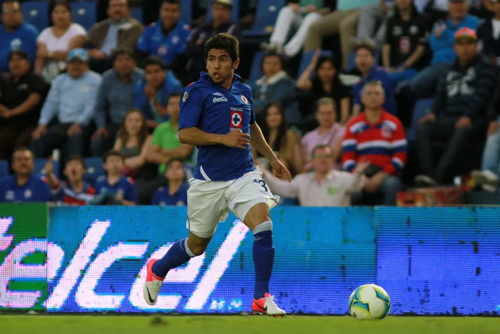 Allam Bello controla el balón durante partido de Cruz Azul (JAM MEDIA)
