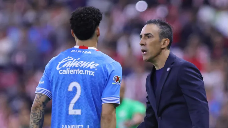El defensor cementero agradeció un mensaje de su anterior entrenador. Nicolás Larcamón pasó por alto las felicitaciones.