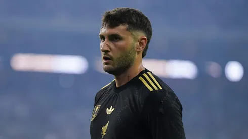 Santiago Giménez reveló la lesión que sufrió con la Selección Mexicana.