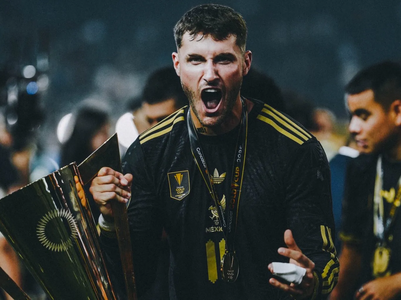 Santi Giménez celebrando la Copa Oro con su mano vendada. (@santgimenez_)