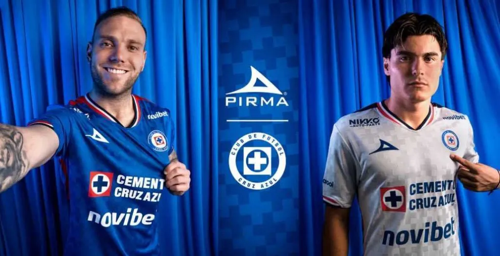 Rodolfo Rotondi y Luka Romero posan con las nuevas equipaciones de juego. (X @David_EG)