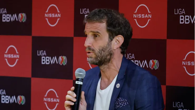 El director deportivo uruguayo estuvo presente en la entrega del reconocimiento al mejor equipo del año para Cruz Azul.