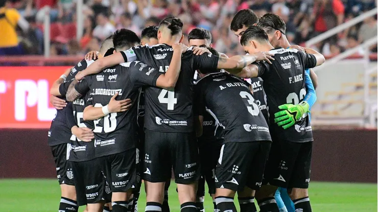 Los cementeros se habrían hecho con otro futbolista al que Nicolás Larcamón dirigió en Los Rayos.