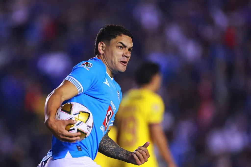 Toro Fernández estaría cerca de salir de Cruz Azul. (Getty Images)