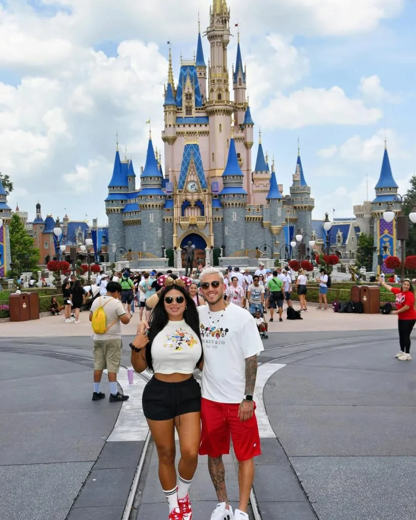 Gonzalo Piovi, junto a su esposa Carolina en Disney. (@carulinnna)