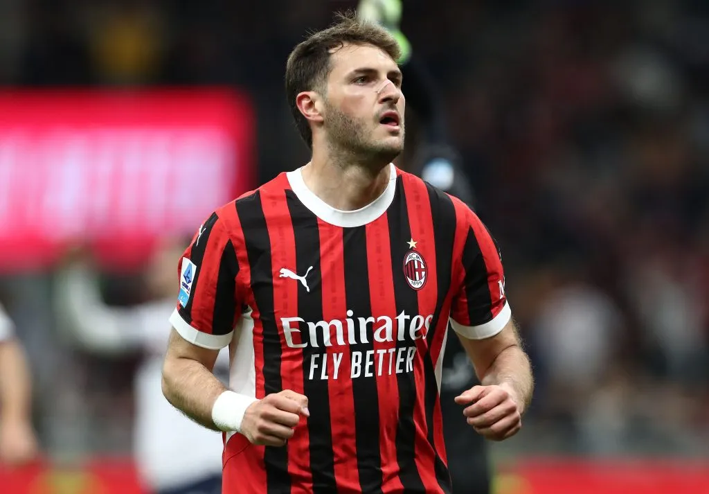 Giménez podría perder la titularidad en el AC Milan (Getty)