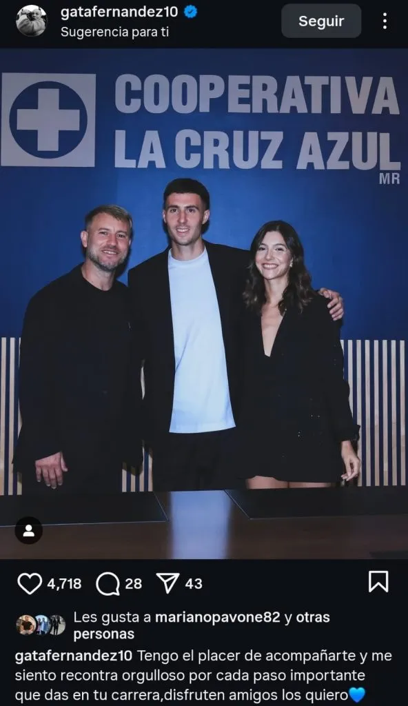 La bienvenida de Gastón Fernández a José Paradela a Cruz Azul. (@gatafernandez10)