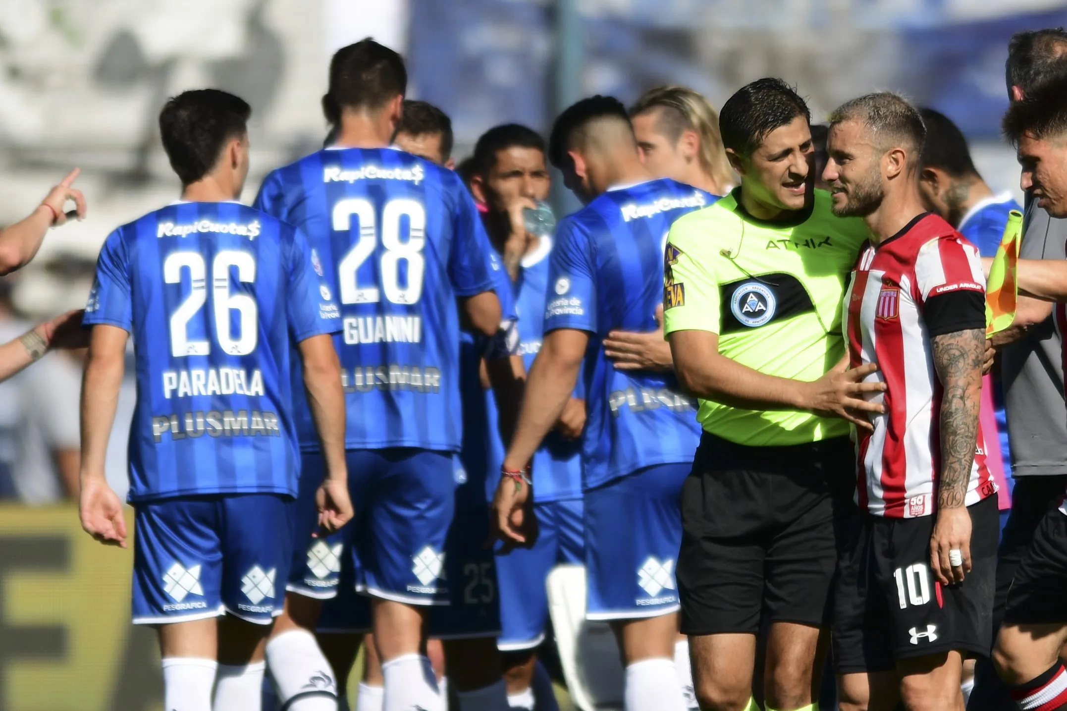 Gastón Fernández y José Paradela en medio de un conato de bronca en Estudiantes – Gimnasia. (JAM Media)