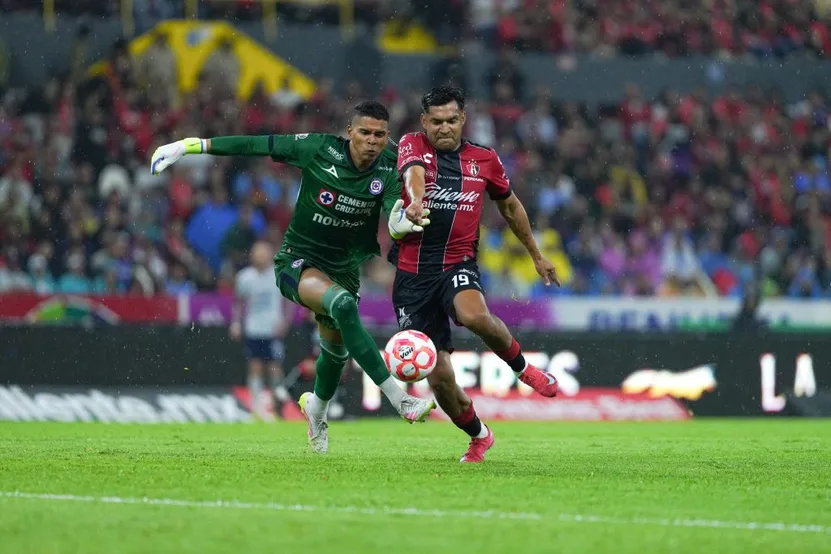 Mier estuvo flojo en varias intervenciones (IMAGO7).