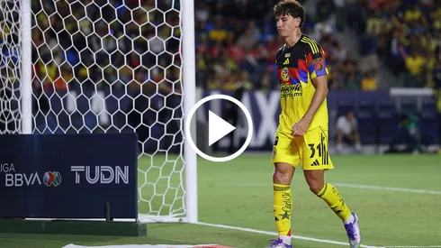 El defensor chileno se hizo expulsar al final del encuentro después de una zancadilla durísima a uno de sus rivales.