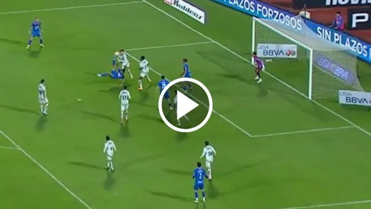 El ex Rayados estuvo a punto de marcar un golazo.