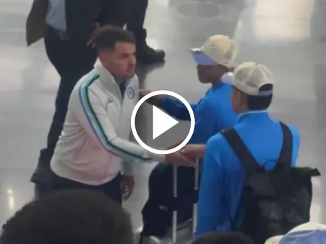 El gesto de Larcamón con Giakoumakis y Toro en pleno aeropuerto