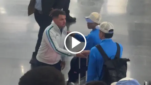 Se reveló el saludo de Larcamón con Toro y Giakoumakis en el aeropuerto.