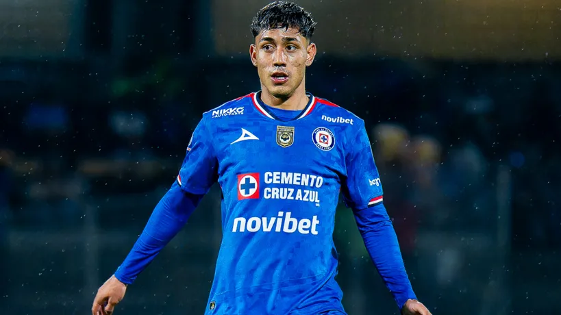 El mexicano jugó en la banda derecha.