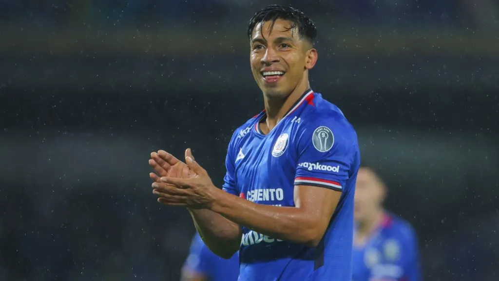 El Cuate levanta la mano para liderar la delantera de Cruz Azul con Larcamón. (Getty Images)