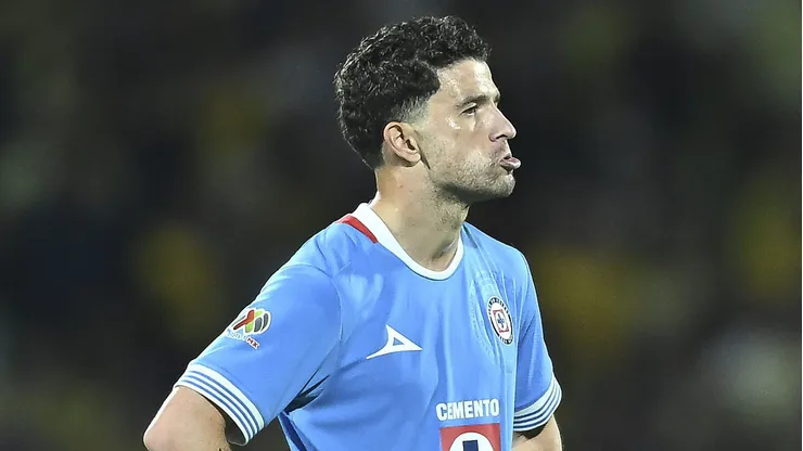 El vestidor de los cementeros estaría quebrado tras filtrarse el contrato de Giorgos Giakoumakis.