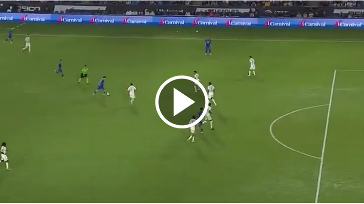 José Paradela casi anota un golazo de 30 metros ante LA Galaxy.