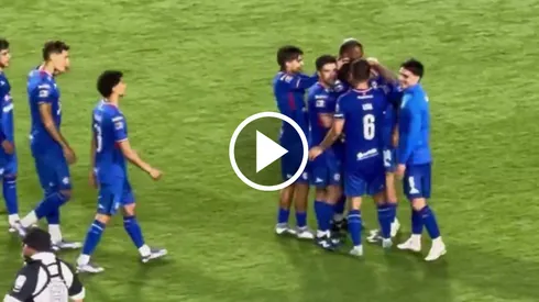 Mateo Levy fue consolado por sus compañeros de Cruz Azul.