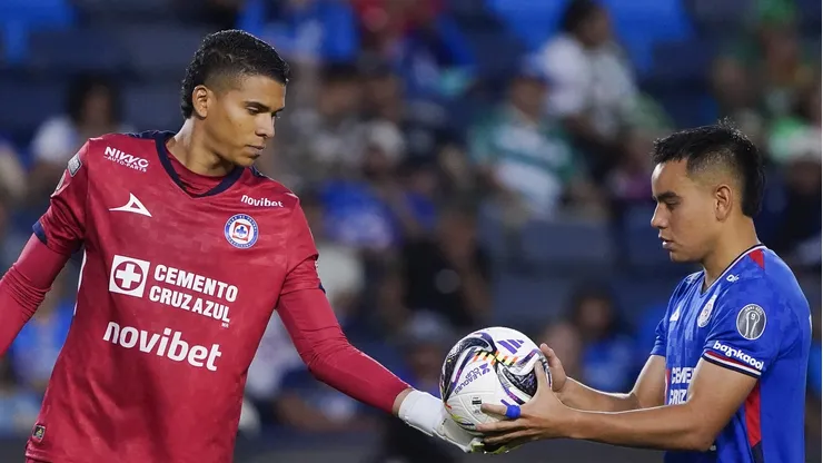 El portero colombiano pasó de villano a héroe al atajar un penal decisivo para darle el triunfo al cuadro cementero.