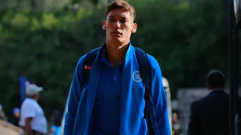 El defensor con pasado en Chivas no será opción para Larcamón esta noche.