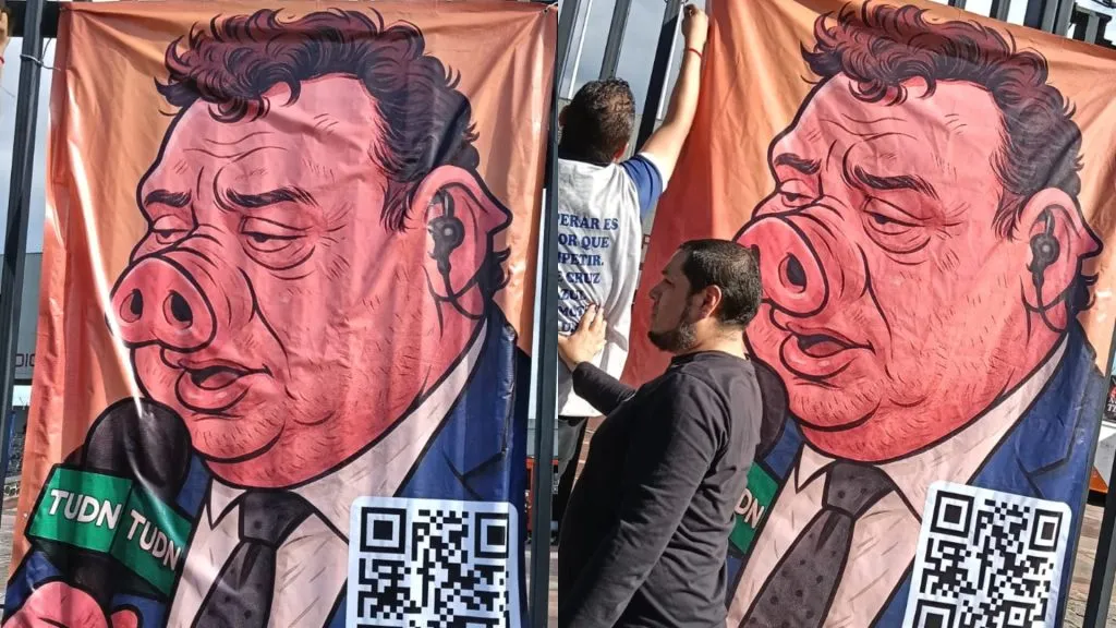 La bandera que un sector de la afición azul dedicó a David Faitelson. (X)