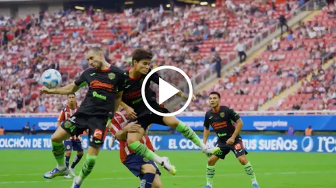 El polémico silbante fue determinante al no pitar una acción que pudo ser penal en favor de los tapatíos.