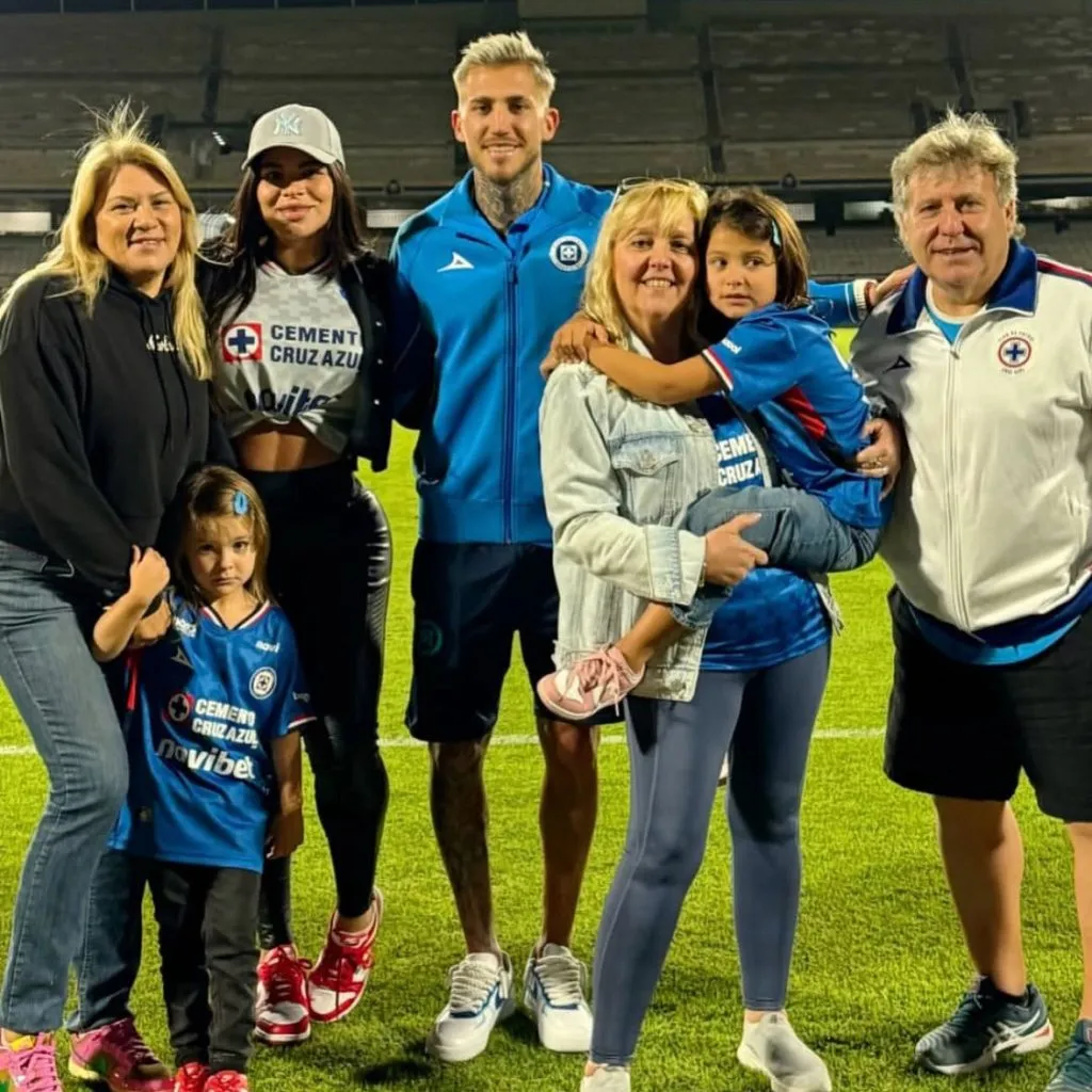La familia de Piovi estuvo en el Cruz Azul – Santos, exhibiendo su despedida. (@carulinnna)