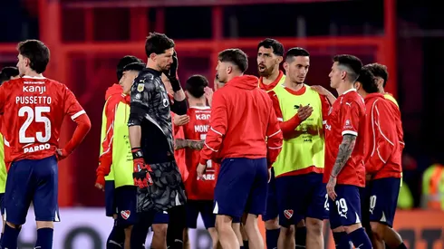El partido entre Independiente de Avellaneda y Universidad de Chile fue suspendido por hechos graves en las gradas.