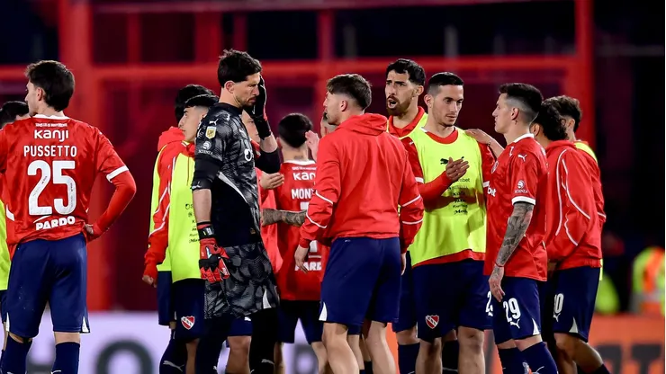 El partido entre Independiente de Avellaneda y Universidad de Chile fue suspendido por hechos graves en las gradas.
