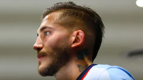 El futbolista argentino se quedará en Cruz Azul después de que los clubes no se pusieron de acuerdo en el plazo de los pagos de la transferencia.