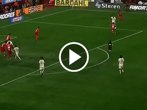 Golazo del Piojo Alvarado directo al Premio Puskas