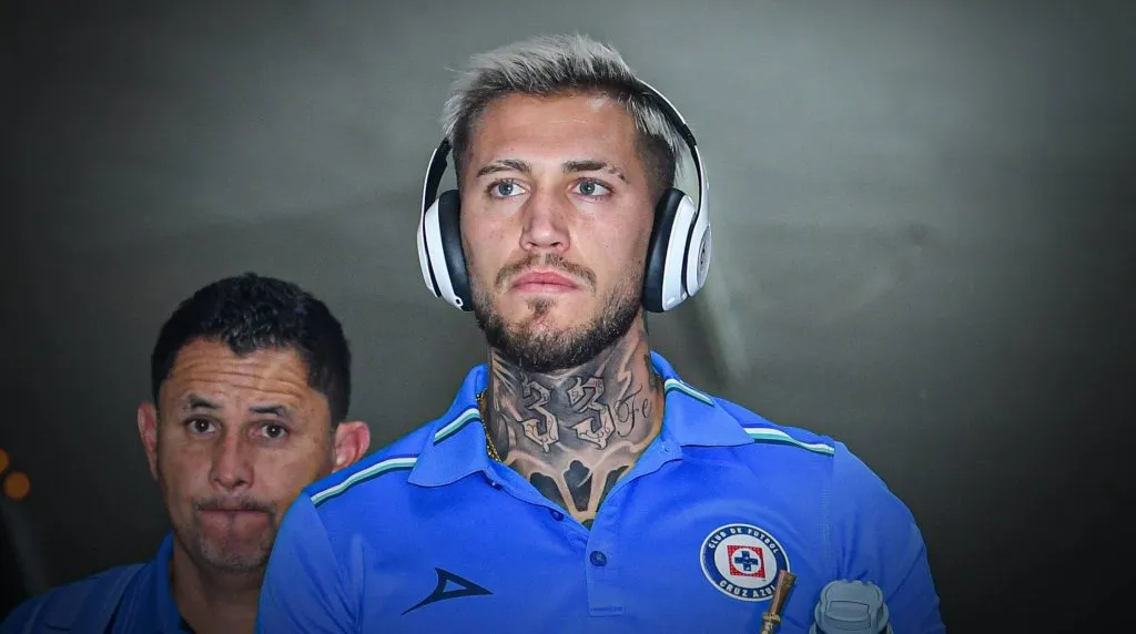 El defensa argentino permanecerá en Cruz Azul, al menos, hasta diciembre.